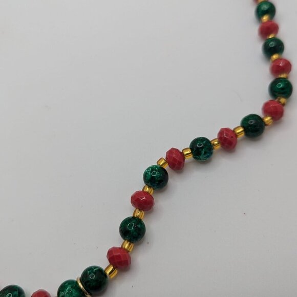 Christmas Faceted Red Green Glass Beads 22” Gold Tone Necklace Chocker Toggle - Picture 3 of 6